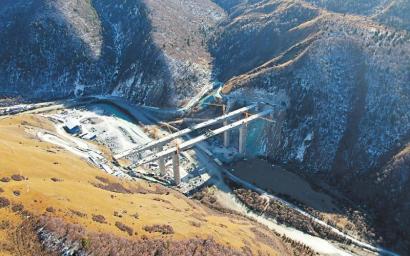 久马高速最大跨径连续刚构桥合龙|高速公路_新浪财经_新浪网