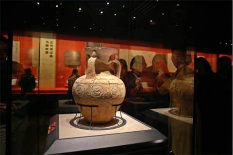 观众观赏喀什地区博物馆展出的北朝三耳压花陶罐 摄影/李元梅