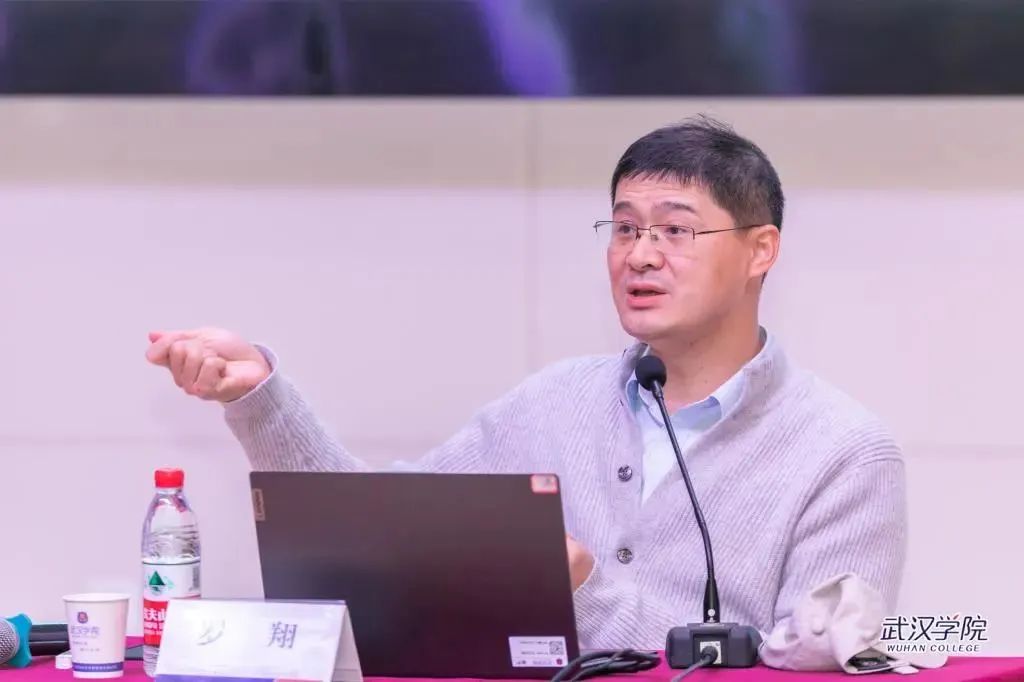 11月9日,应武汉学院法学院邀请,罗翔来校开展《罪刑法定与刑法解释》