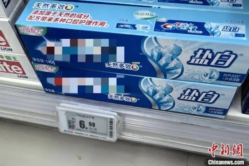 价格相对较低的牙膏被陈列在货架底层