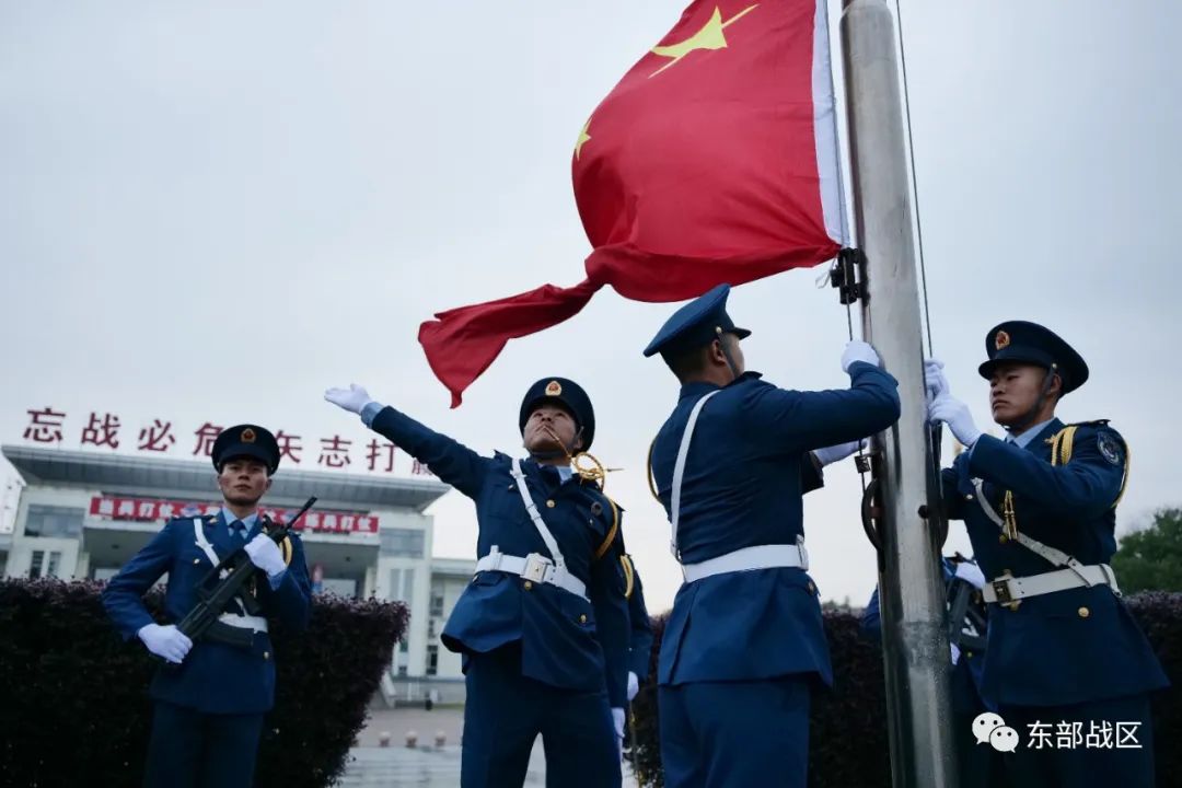 国旗仪式东部战区空军各部队隆重集会人民空军成立74周年大庆之日升旗