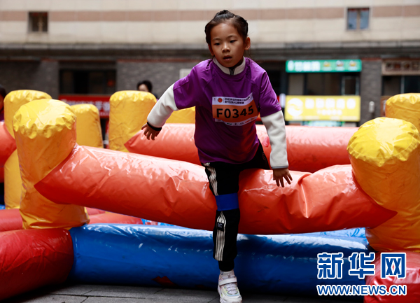 一名小选手正在跨越障碍物.新华网 李涛涛 摄