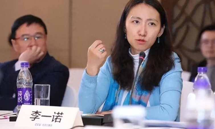 李一诺:18岁保送清华,27岁博士毕业,4年生3娃,替世界首富花钱|李莲娜|清华大学|科研|工作|生活_新浪新闻