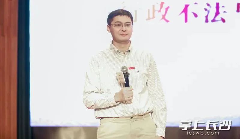 11月7日晚,罗翔受聘为中南大学兼职教授.图源:中南大学