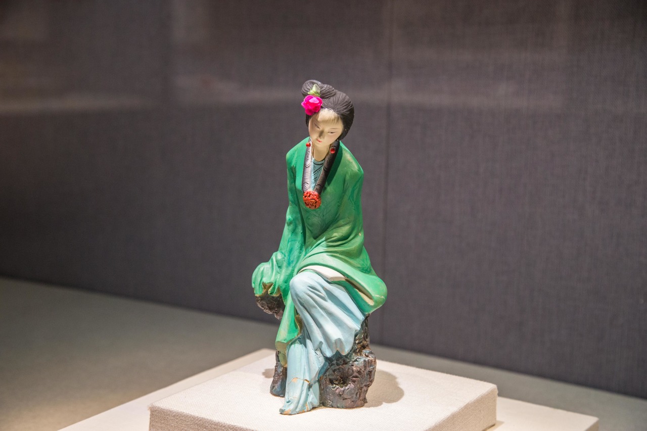 张錩泥塑《少女》现代