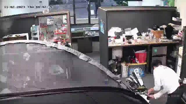 店主快速拔枪,跟抢劫犯火拼|抢劫犯_新浪新闻