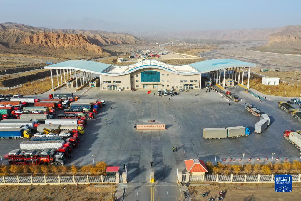 喀什打造向西开放的国际商埠---这是11月8日拍摄的新疆吐尔尕特口岸