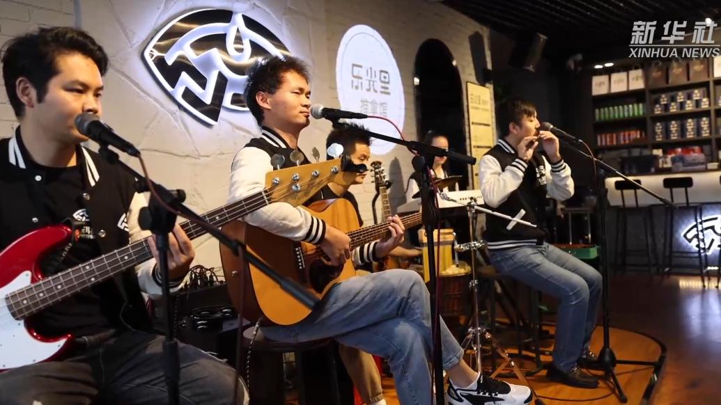 路边音乐会上的折耳根乐队:拔节生长,传递快乐和正能量_手机新浪网