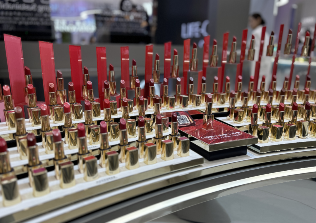 雅诗兰黛展台上的口红系列展品.(图/朝天椒)