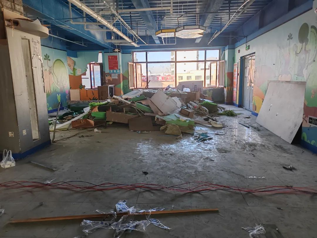 力泰广场三楼候鸟咖啡厅对面的游乐园虽撤离半年之久,仍有建筑垃圾没