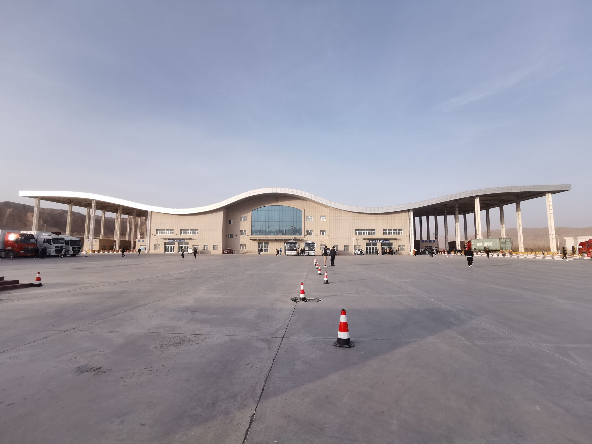 吐尔尕特口岸出入境联检大厅.科技日报记者刘园园拍摄