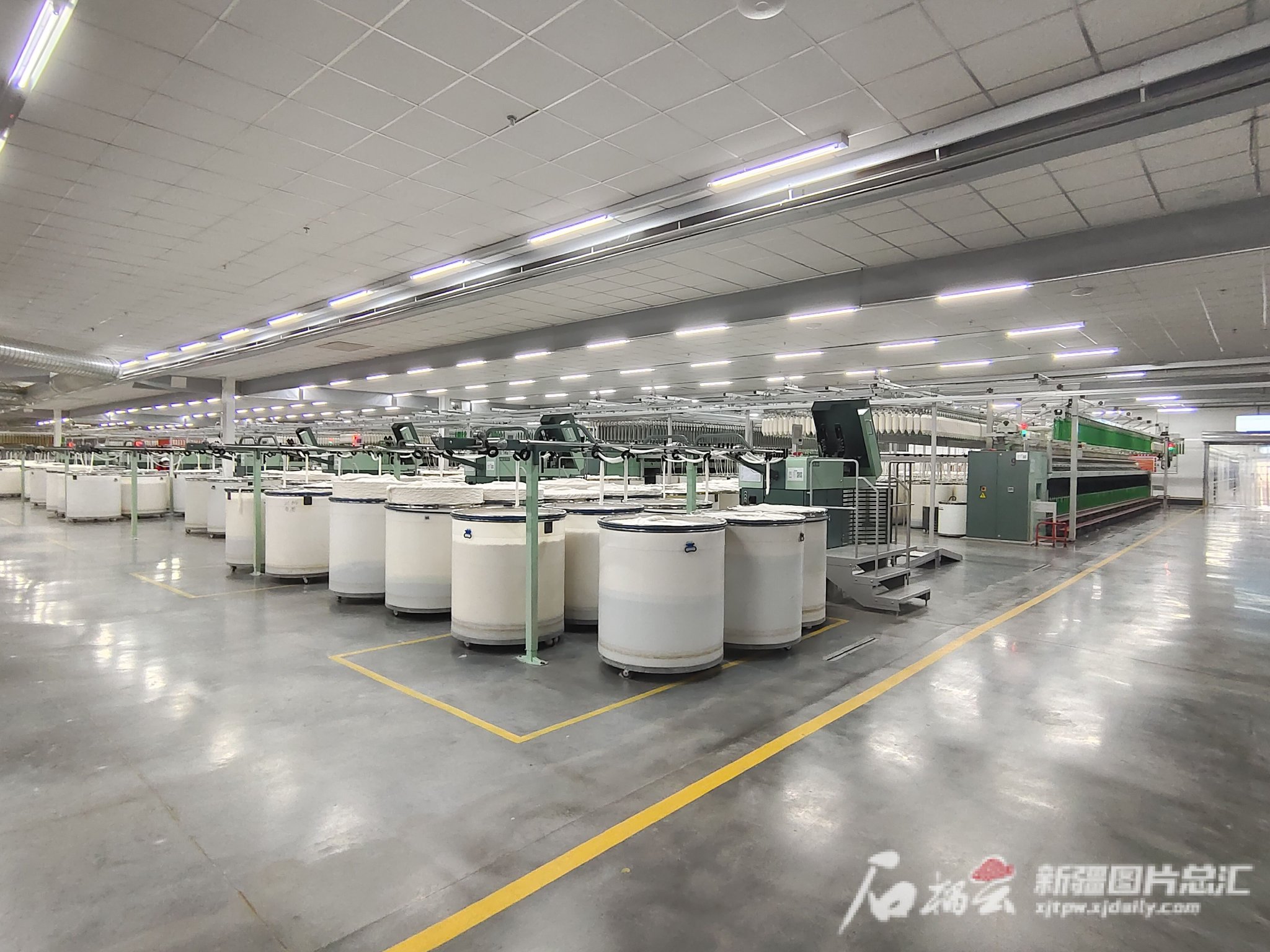 阿克苏华孚色纺有限公司的100万锭纺纱车间完成数字智能化改造后,每万