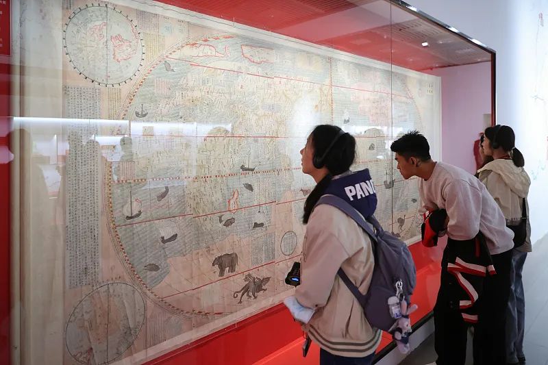 这幅中国最早的彩绘世界地图,正在南京博物院展出|南京博物院_新浪