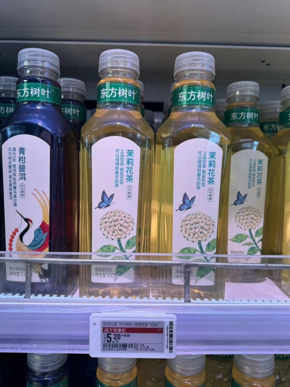 东方树叶900毫升售价5.2元.拍摄|胡苗