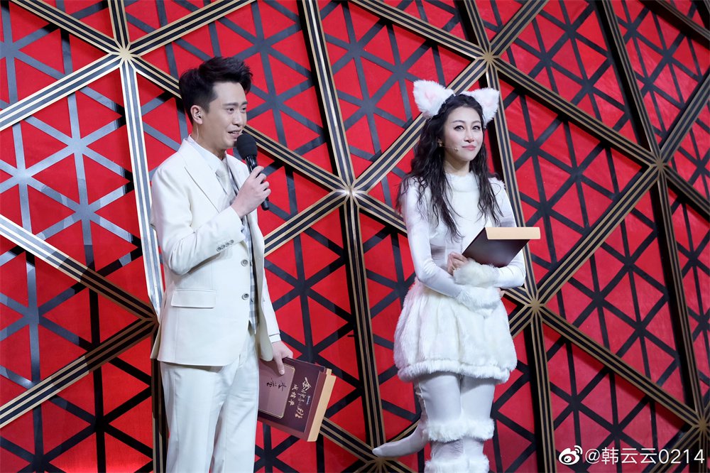 去年春晚,她与郭冬临,邵峰,黄杨等表演小品《休息区的故事》 .