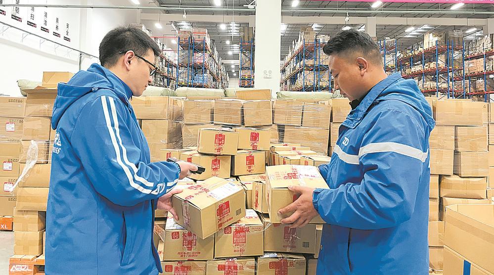 快递员到厂商仓库打包发货