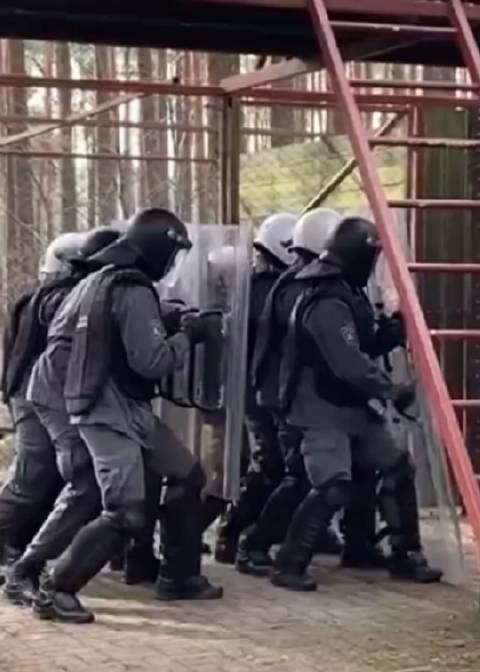 国外防爆警察练习盾阵|警察_新浪新闻