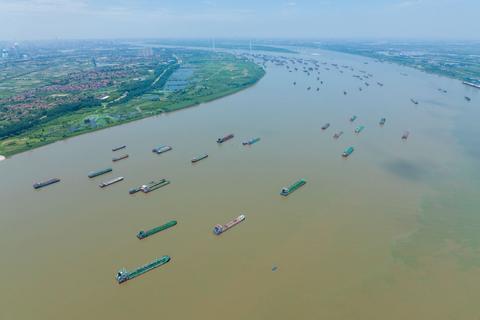7月5日，船舶在武汉阳逻港区水域行驶（无人机照片）。新华社记者伍志尊 摄
