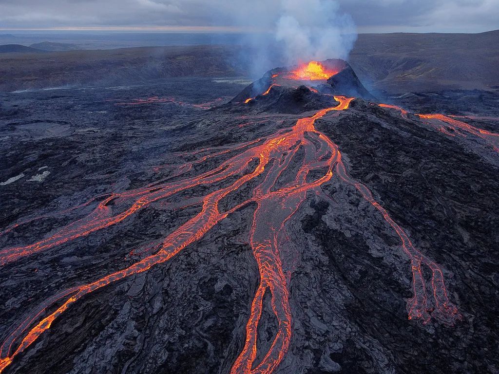 资料图,2021年法格拉达尔火山爆发.图源:视觉中国