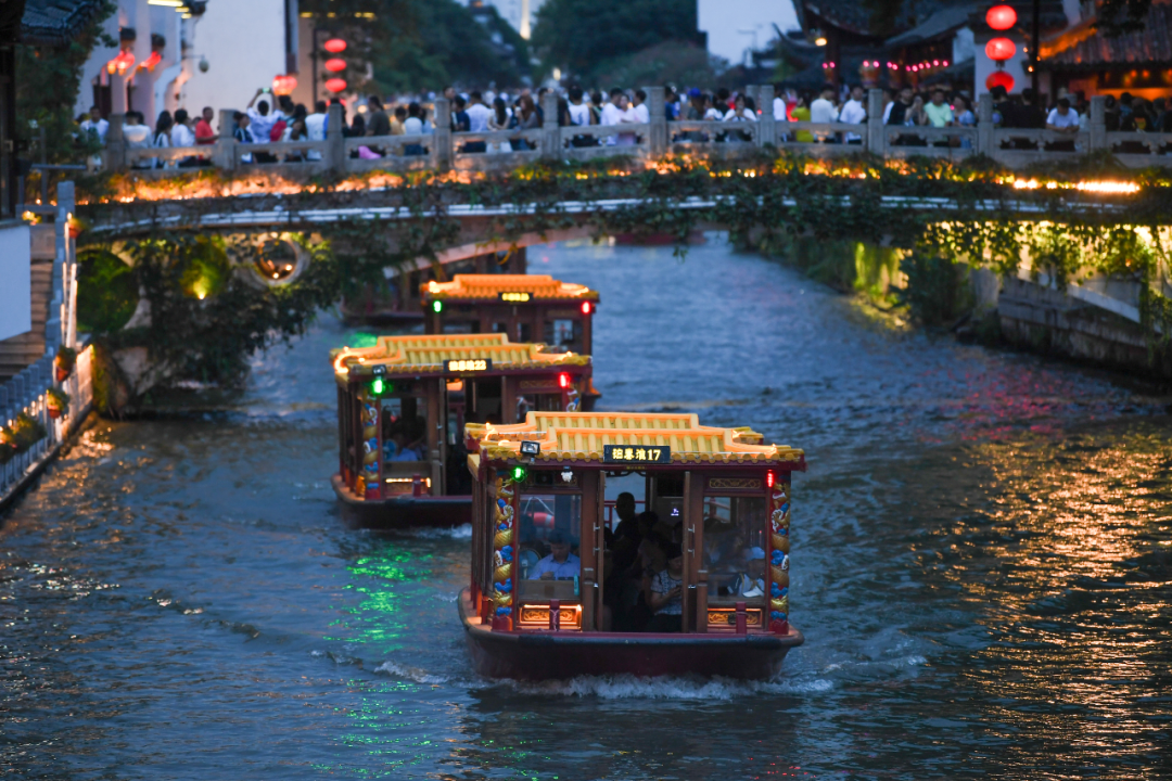 游船从南京秦淮河上驶过 李博 摄