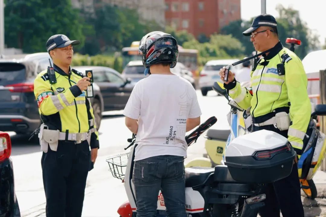 广州交警查处电动自行车交通违法行为