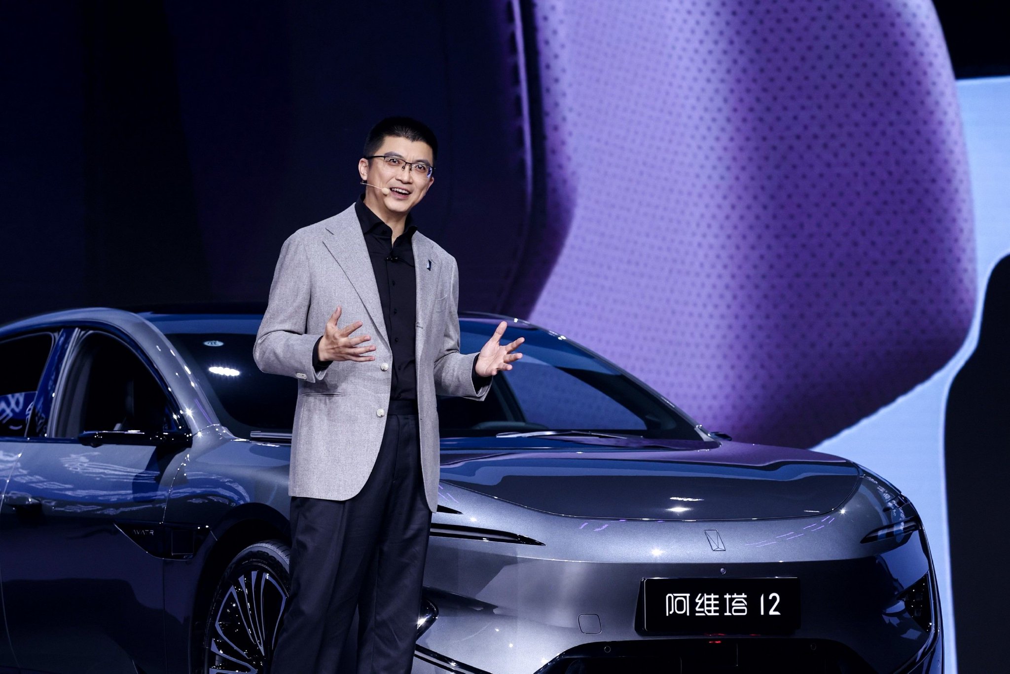 抄华为作业高喊遥遥领先阿维塔12闯入30万级轿车市场