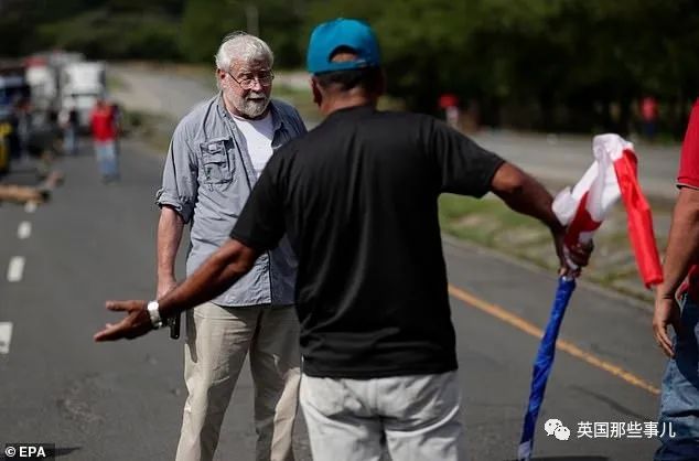 环保人士堵路,大爷持枪对峙!对方呛:你敢开枪?大爷冷静射杀两人.