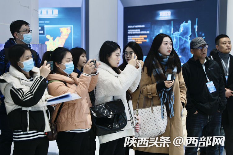 采访团记者进行采访活动.