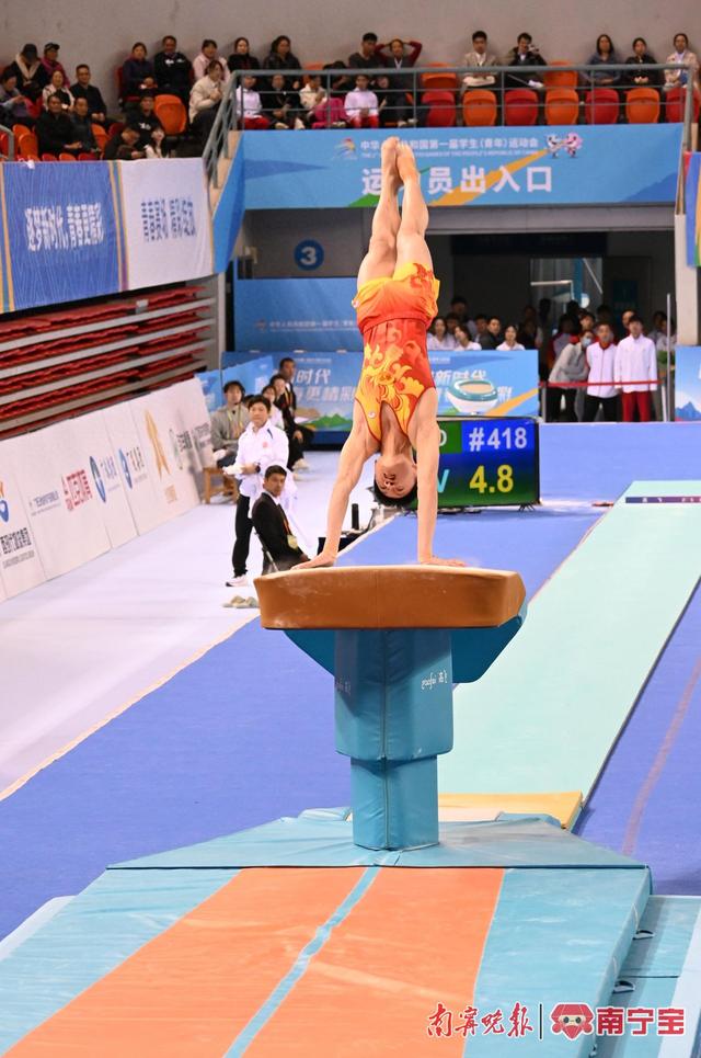 南宁队运动员郑宝鑫在跳马项目上展现扎实的功底