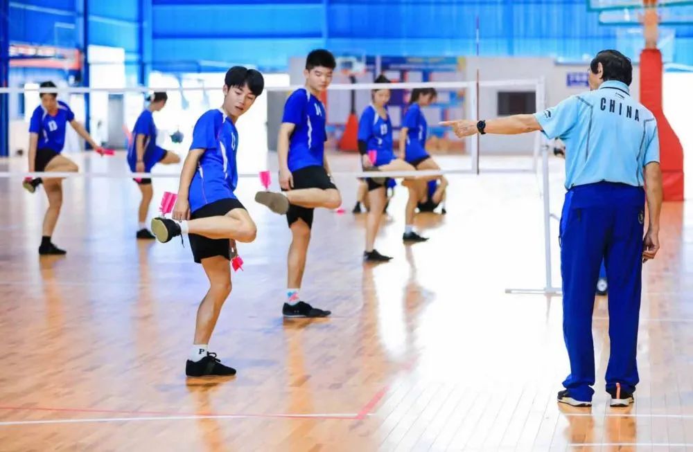广西民族大学学生在进行毽球训练.