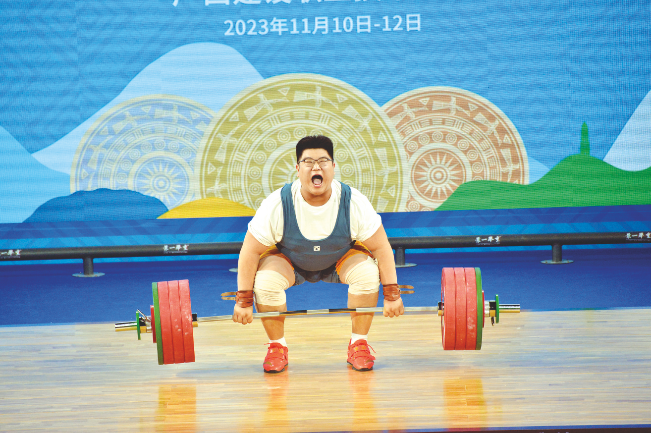 男子102公斤级举重比赛现场,参赛队员拼尽全力,夺取好成绩.