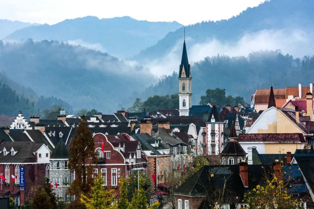 2022年11月5日,山林中的白鹿音乐旅游景区(白鹿镇政府供图)