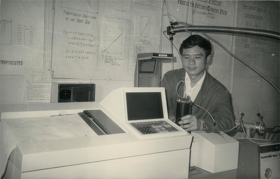 20世纪80年代,褚君浩在实验室工作 受访者 供图