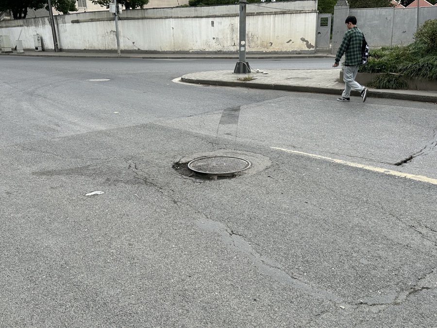 多处窨井盖已破损,路面开裂.