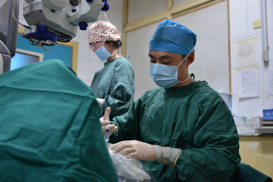 陶勇手术中(患者术前注射麻醉药)