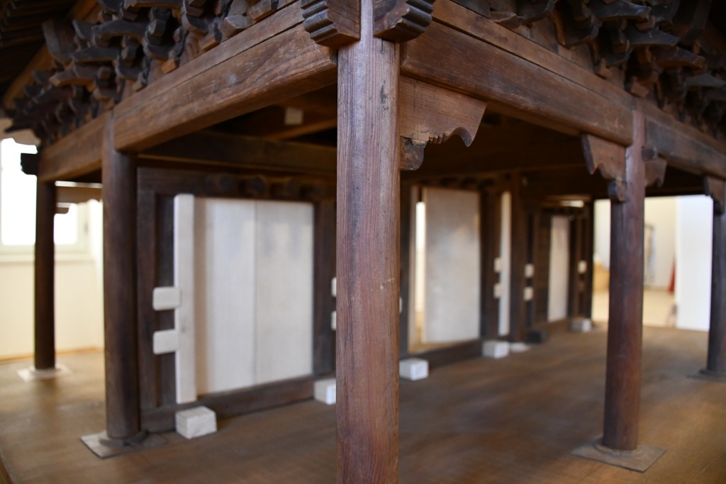 卢布尔雅那的民族志博物馆拍摄的修复完成的中国古建筑木质大门模型