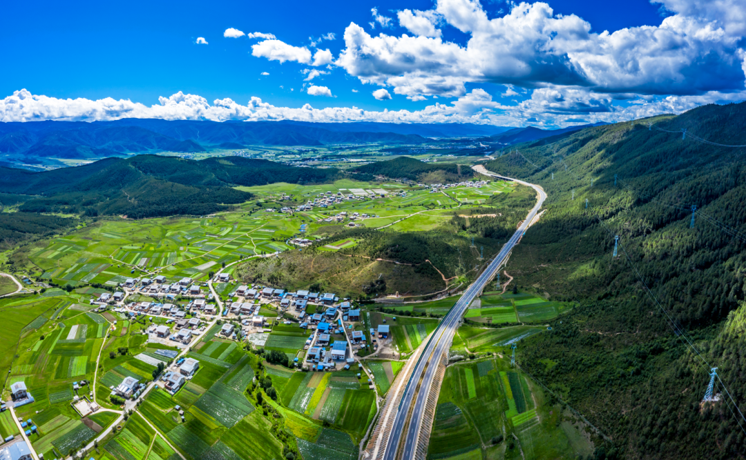 近年来,随着大丽铁路,大理—丽江—香格里拉高速公路相继建成通车