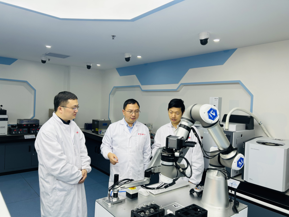 "机器化学家"小来与科研人员"讨论"实验方案.新华社记者 周畅 摄