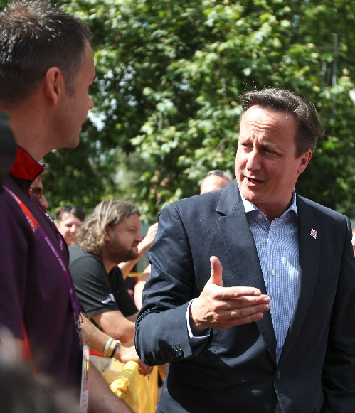 英国前首相卡梅伦(右一).图/新华社