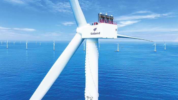 金风科技股份有限公司生产的风机在海上安装。（受访者供图）