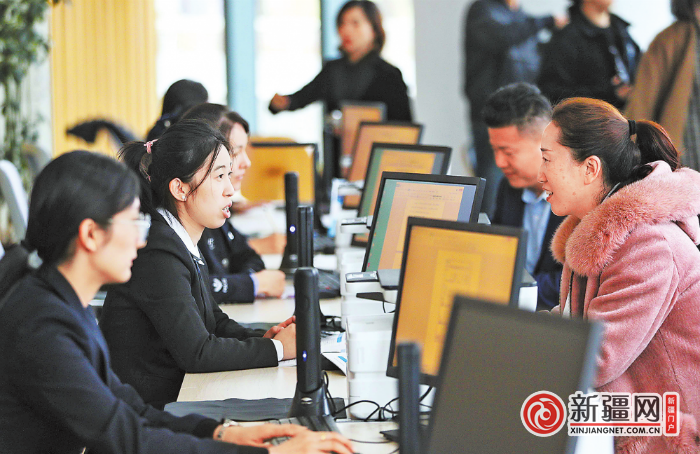 在市规划馆1楼综合服务中心,市民在咨询各类业务.