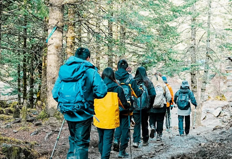 游客在雨崩村徒步 图源:云报客户端