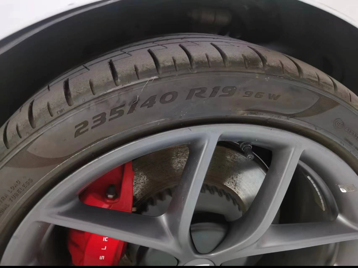 特斯拉model 3p上用的倍耐力轮胎,型号235/40/r19 96w