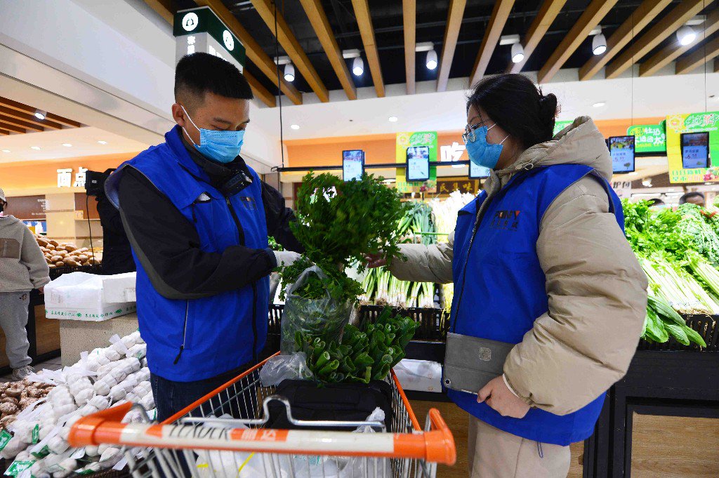 11月15日,在山东省青岛市崂山区丽达购物中心食品区,检测人员对蔬菜