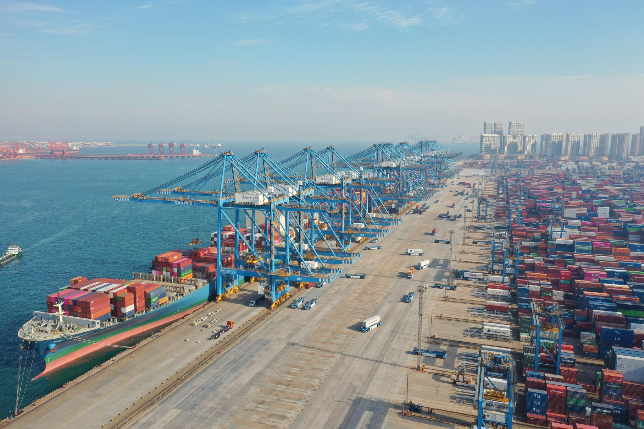 在山东港口青岛港自动化码头,集装箱船舶正在进行装卸作业. 栾超先 摄