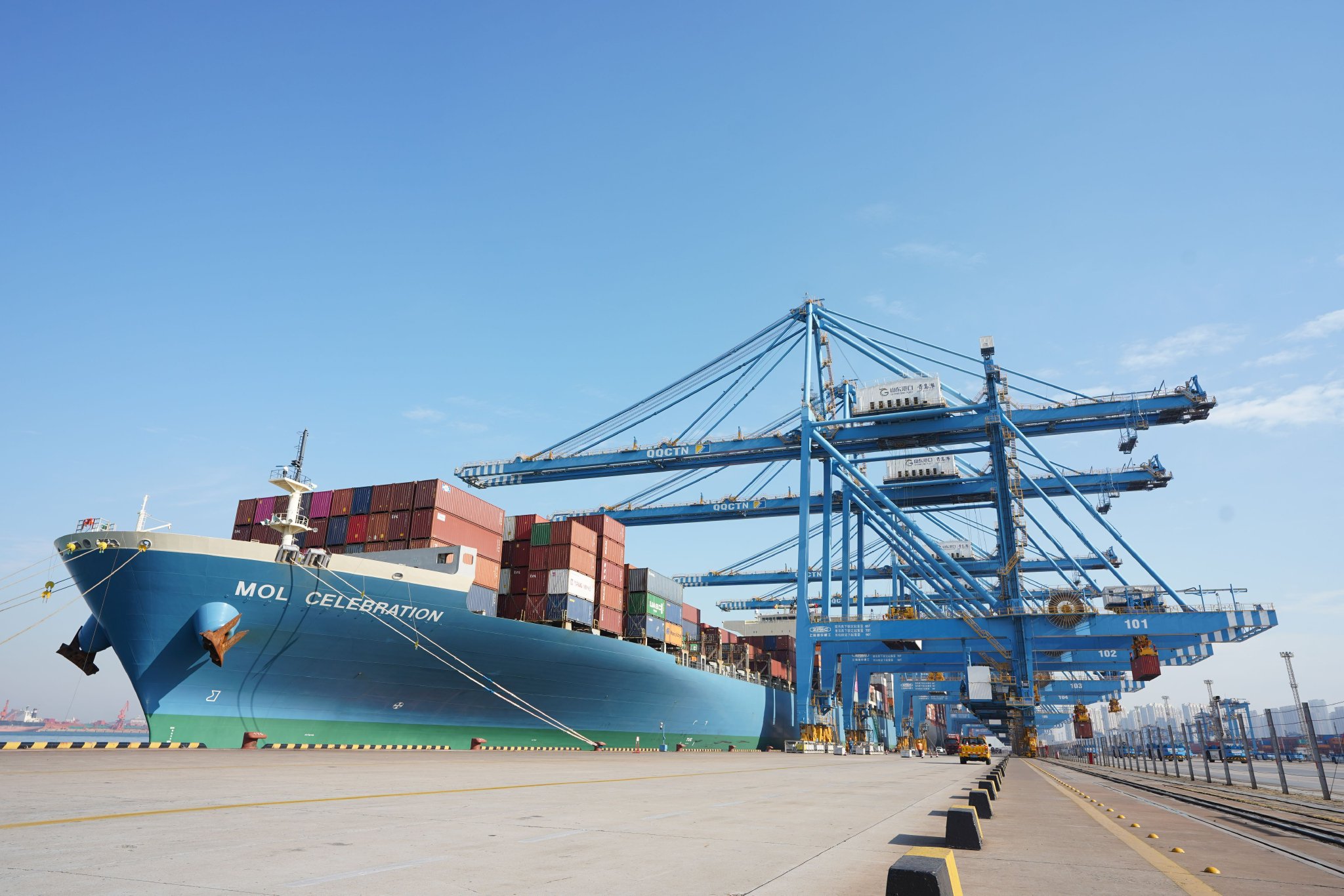 在山东港口青岛港自动化码头,集装箱船舶正在进行装卸作业. 栾超先 摄