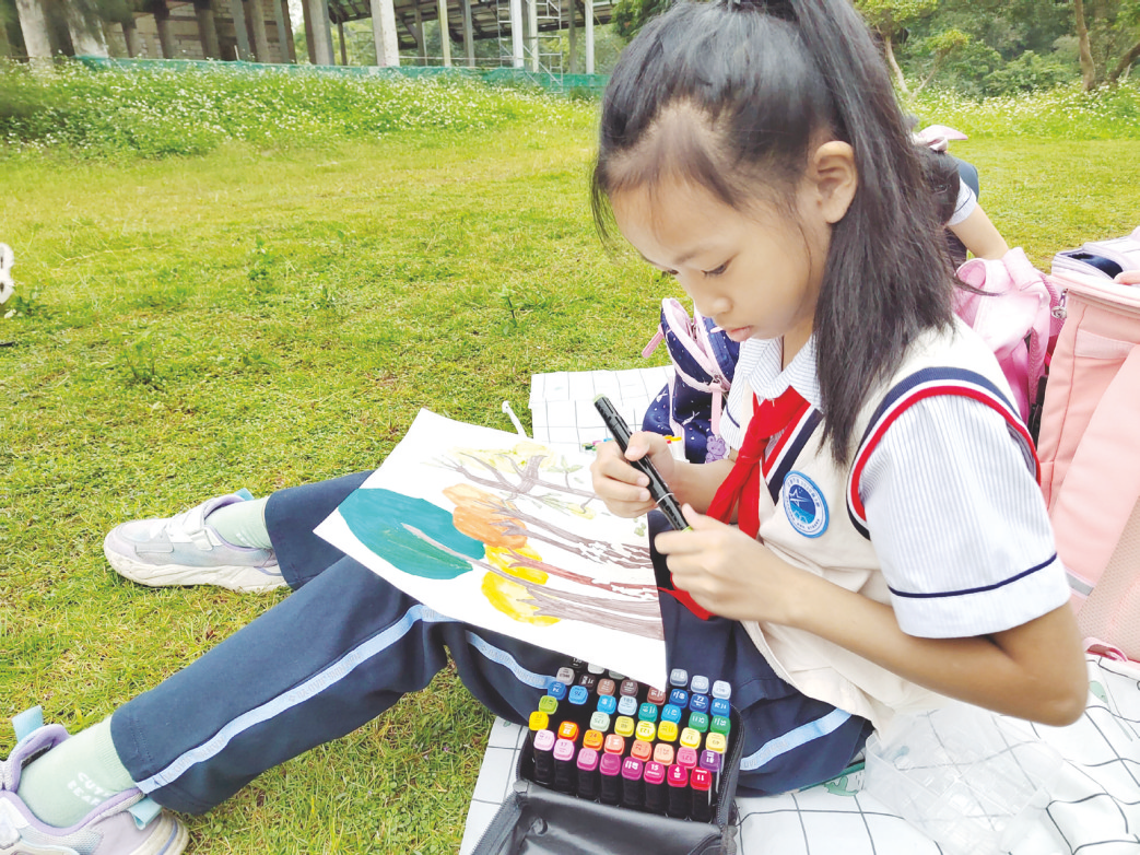 &nbsp;&nbsp;&nbsp;&nbsp;▲南宁市壮锦学校学生通过"画秋天",体验大