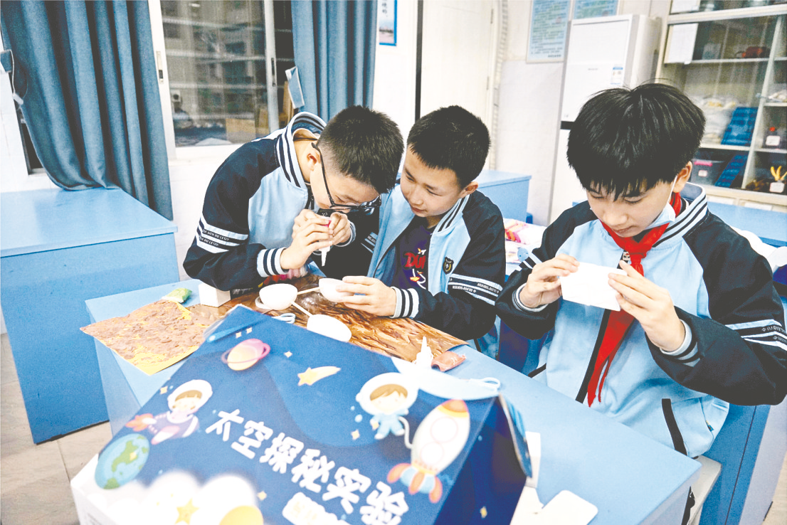 图为学校北斗空天社团学生做太空探秘实验. (黎家君 摄)