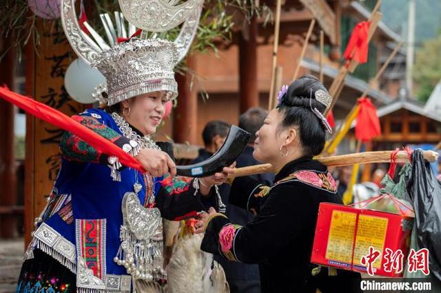 图为苗族同胞喝拦门酒.唐哲 摄