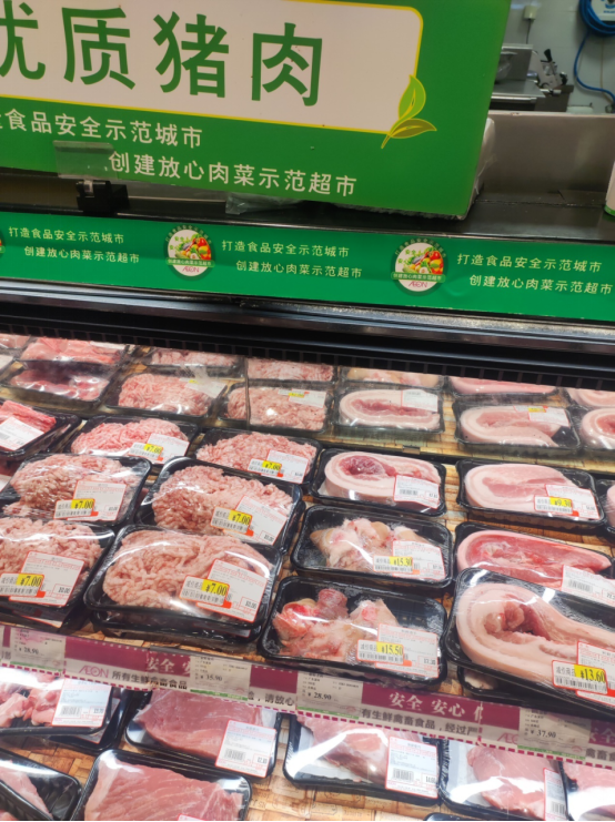 深圳一社区商超的猪肉销售区 胡华雄摄